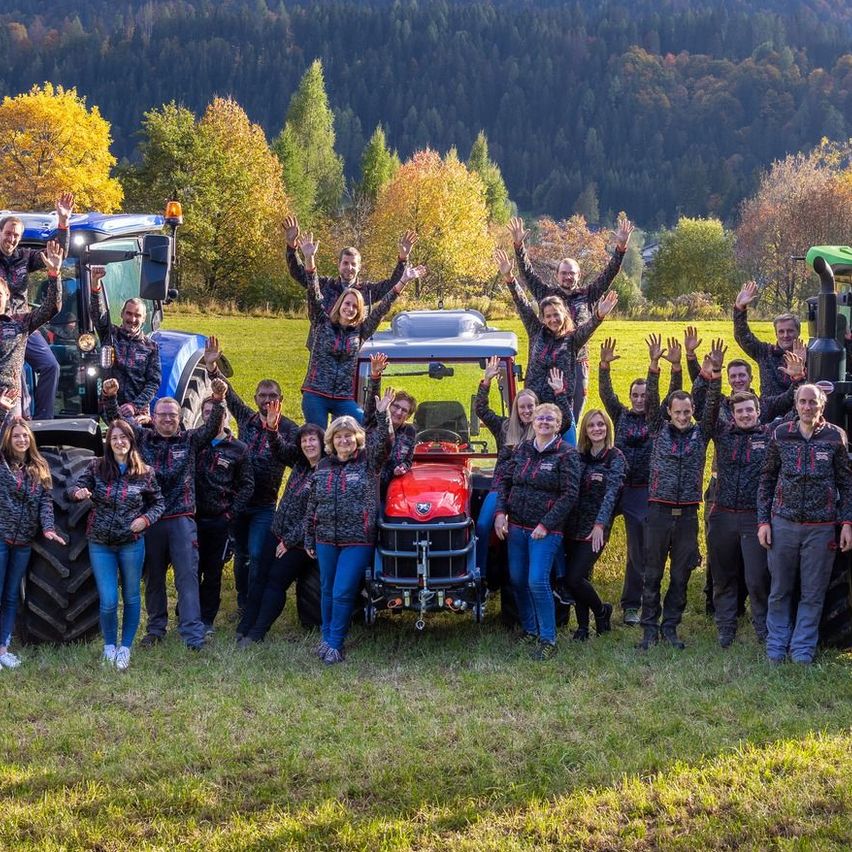 Bild enthält, People, Person, Grass, Outdoors, Nature, Vegetation, Groupshot, Wheel, Field, Grassland