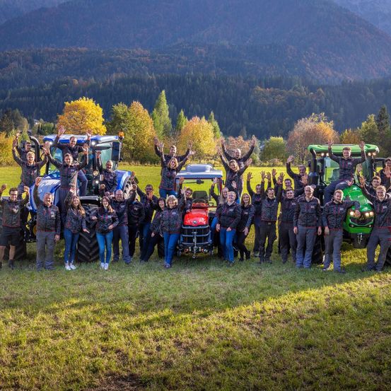 Bild enthält, People, Person, Grass, Outdoors, Nature, Vegetation, Groupshot, Wheel, Field, Grassland