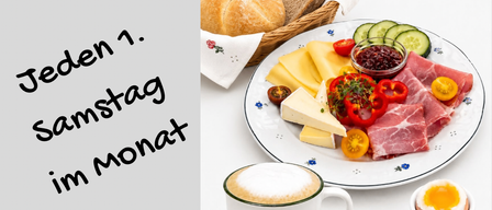 Ein Frühstücksteller mit verschiedenen Lebensmitteln wie Käse, Fleisch, Gemüse und Eiern, begleitet von einer Kaffeetasse und einem Brotkorb. Das Bild enthält auch einen Textüberlagerung mit 'NEU' und 'Jeden Samstag im Monat'.