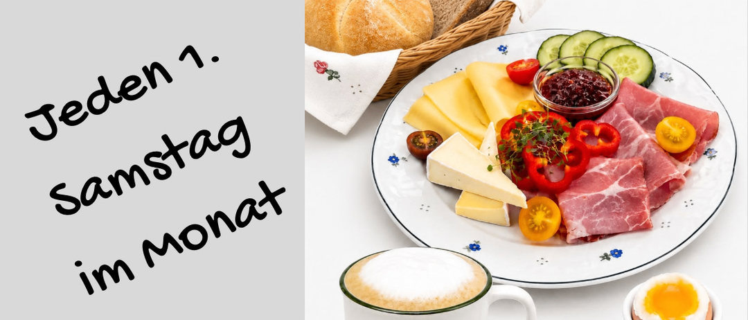 Ein Frühstücksteller mit verschiedenen Lebensmitteln wie Käse, Fleisch, Gemüse und Eiern, begleitet von einer Kaffeetasse und einem Brotkorb. Das Bild enthält auch einen Textüberlagerung mit 'NEU' und 'Jeden Samstag im Monat'.