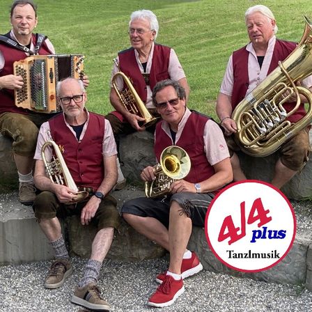 Bild enthält, Group Performance, Music Band, Person, Adult, Male, Man, People, Wristwatch, Portrait, Shoe