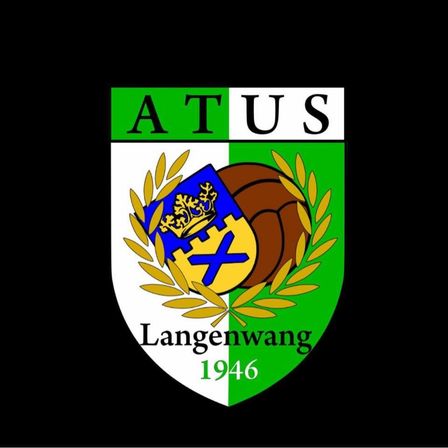 Das Bild zeigt ein Logo für ATUS Langenwang, gegründet 1946. Es enthält einen Schild mit grünen und weißen Abschnitten, ein Basketball-Emblem und einen Lorbeerkranz. Der Text 'Langenwang' ist unterhalb des Emblems angezeigt.