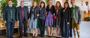 Bild enthält, Groupshot, Person, Coat, Adult, Female, Woman, Skirt, Male, Man, Tie