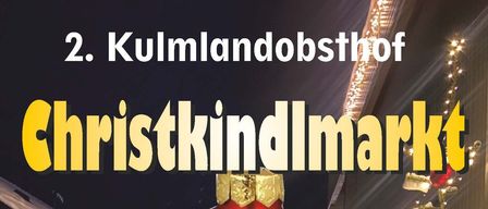 Eine Anzeige für einen Weihnachtsmarkt mit einem roten Weihnachtsbaumschmuck mit dem Text 'Christkindlmarkt' und 'am Sonntag dem 14. Dezember ab 13 Uhr'. Es zeigt auch ein gelbes Haus mit Schnee auf dem Dach.