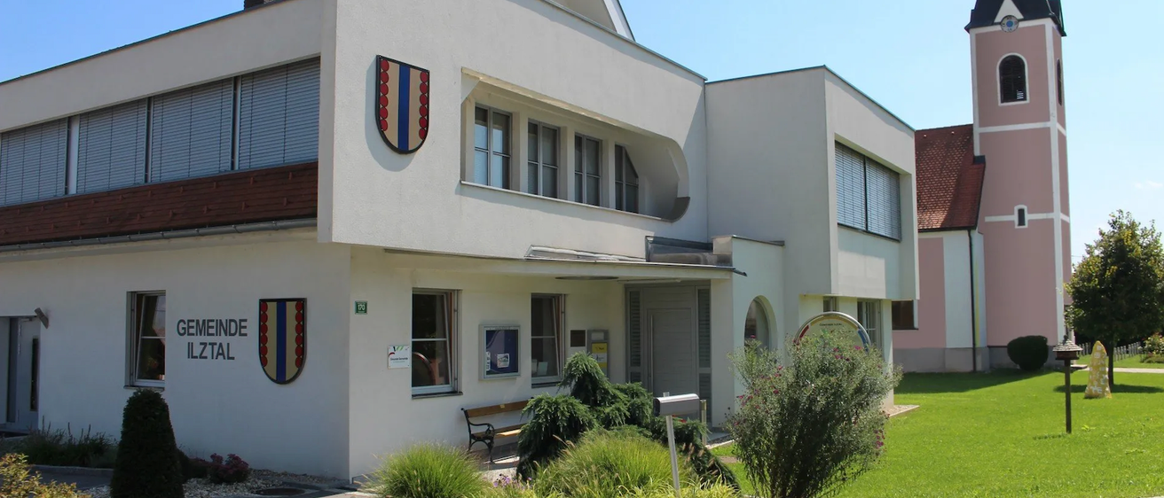 Bild enthält, Grass, House, Housing, Villa, Lawn, Clock Tower, Neighborhood, Bench, Hotel, Suburb