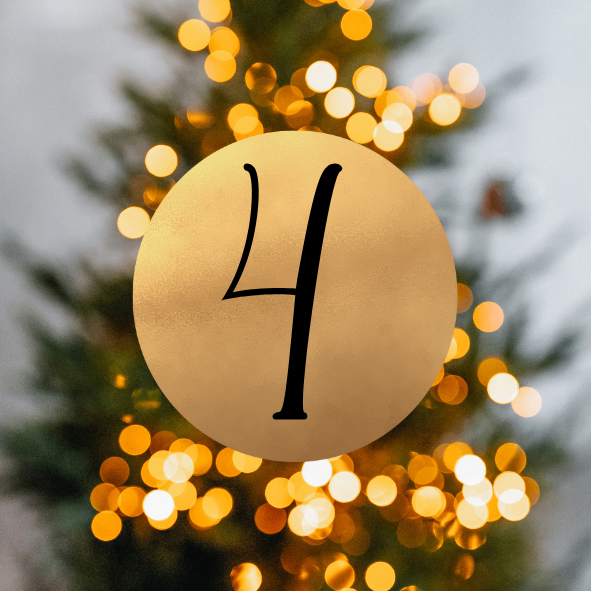 Ein goldener Kreis mit der schwarzen Nummer 4 steht über einem Weihnachtsbaum mit leuchtenden Lichtern.
