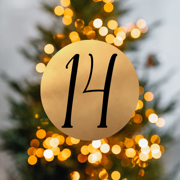 Ein goldener Kreis mit der Nummer 14 davor steht vor einem mit Lichtern geschmückten Weihnachtsbaum.