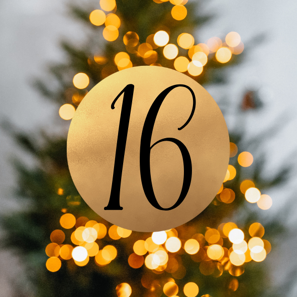 Die Nummer 16 ist auf einem glänzenden goldenen Kreis vor einem mit Bokeh-Lichtern geschmückten Weihnachtsbaum zu sehen.