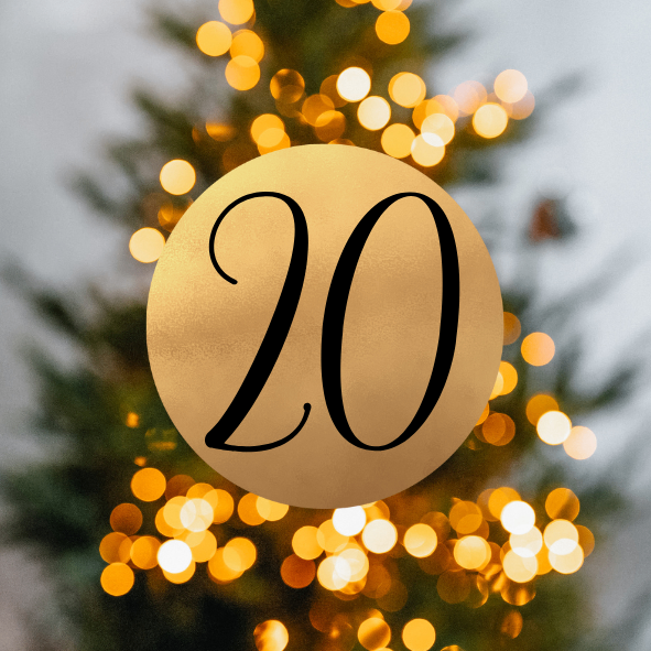 Ein goldener Kreis mit der Nummer 20 davor steht vor einem verschwommenen Weihnachtsbaum mit Lichtern.