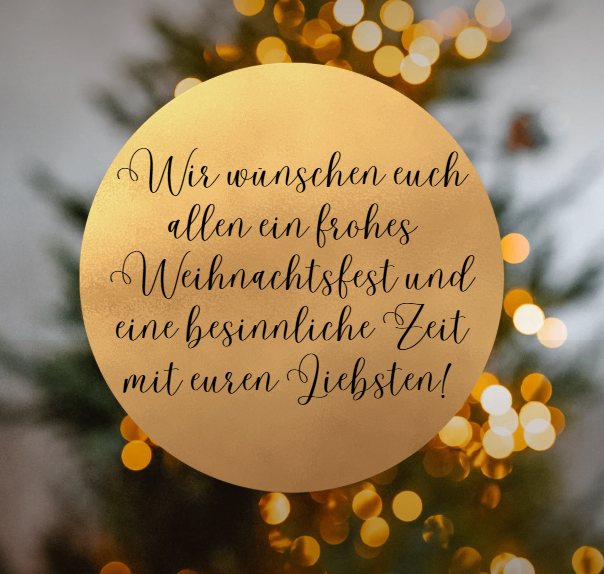 Ein goldener Kreis mit weißem Text auf einem Weihnachtsbaumhintergrund wünscht allen ein frohes Weihnachtsfest und eine bedeutungsvolle Zeit mit Ihren Lieben.