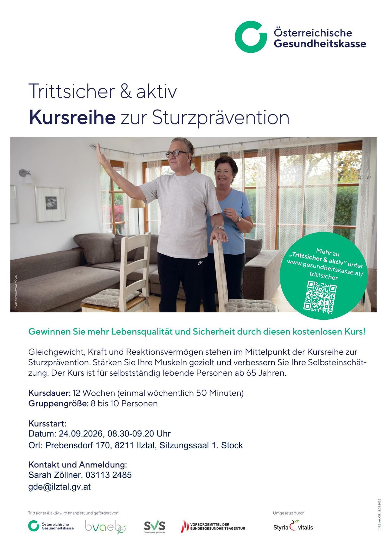 An elderly couple is standing in a living room, with the man pointing at something while the woman smiles. The room has a couch, a table, and a window with curtains. A QR code is displayed on the right side. The text at the top reads 'Trittsicherer & aktiv Kursreihe zur Sturzpravention'. The image is an advertisement for a free course on fall prevention.