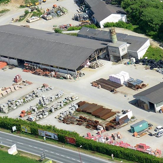 Bild enthält, Building, Outdoors, Truck, Aerial View, Housing, House, Driveway, Road