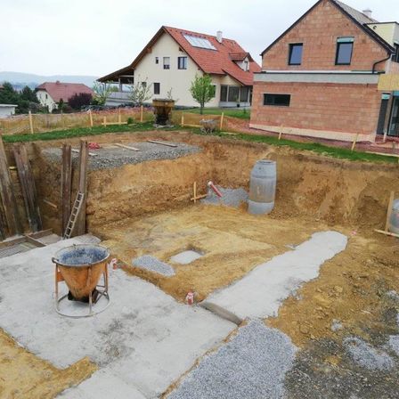 Bild enthält, Outdoors, Person, Nature, Construction, Building, Housing, Village