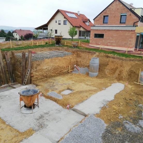 Bild enthält, Outdoors, Person, Nature, Construction, Building, Housing, Village