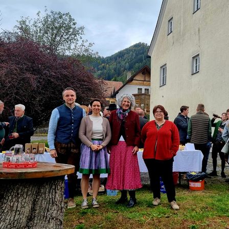 Bild enthält, Nature, Outdoors, Countryside, Tree, Rural, Skirt, Farm, Person, Adult, Woman