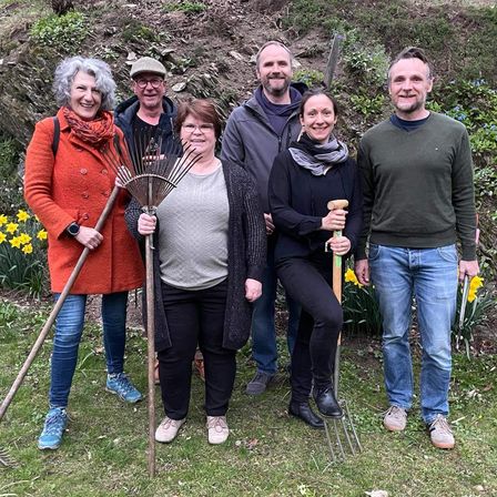 Bild enthält, Groupshot, Person, People, Adult, Male, Man, Jeans, Nature, Outdoors, Woman