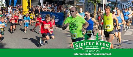 Eine Gruppe von Läufern nimmt an einem Marathon teil. Ein Mann in Grün trägt den Namen Kor Alpen Lauf. Zuschauer jubeln von den Seitenlinien. Die Veranstaltung ist der Steirer K Original am 20. Juni 2026.