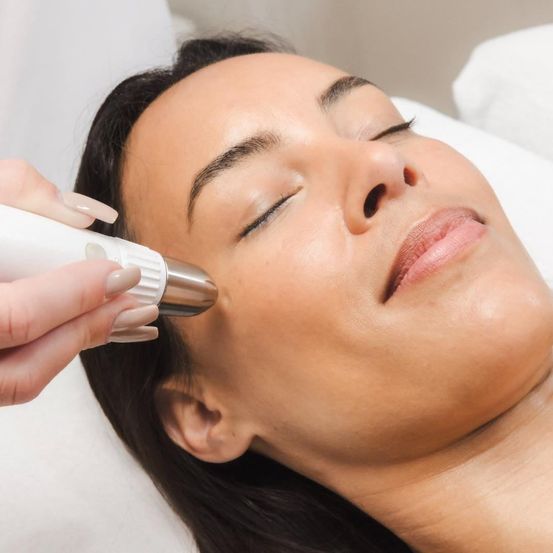 Bild enthält, Adult, Female, Person, Woman, Head, Face, Cosmetics, Lipstick