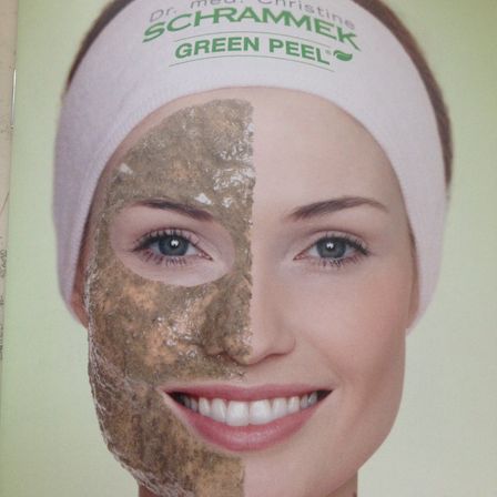 Bild enthält, Cap, Hat, Head, Person, Face, Portrait, Adult, Female, Woman, Lipstick