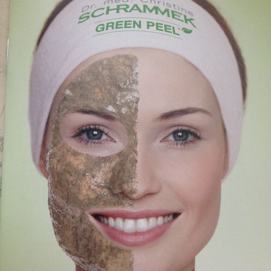 Bild enthält, Cap, Hat, Head, Person, Face, Portrait, Adult, Female, Woman, Lipstick