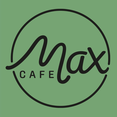 Ein kreisförmiges Logo für Max Cafe auf grünem Hintergrund. Das Logo zeigt den Namen 'Max' in stilisierten, fetten schwarzen Buchstaben. Darunter steht das Wort 'Cafe' in kursiver Schrift.