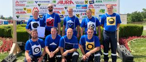 Bild enthält, People, Person, Groupshot, Adult, Male, Man, T-Shirt, Helmet, Grass, Team