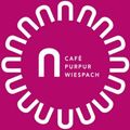 Ein rosafarbenes kreisförmiges Logo für Café Purpur Wiespach, mit dem Buchstaben 'n' in Weiß in der Mitte.