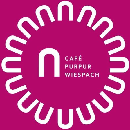 Ein rosafarbenes kreisförmiges Logo für Café Purpur Wiespach, mit dem Buchstaben 'n' in Weiß in der Mitte.