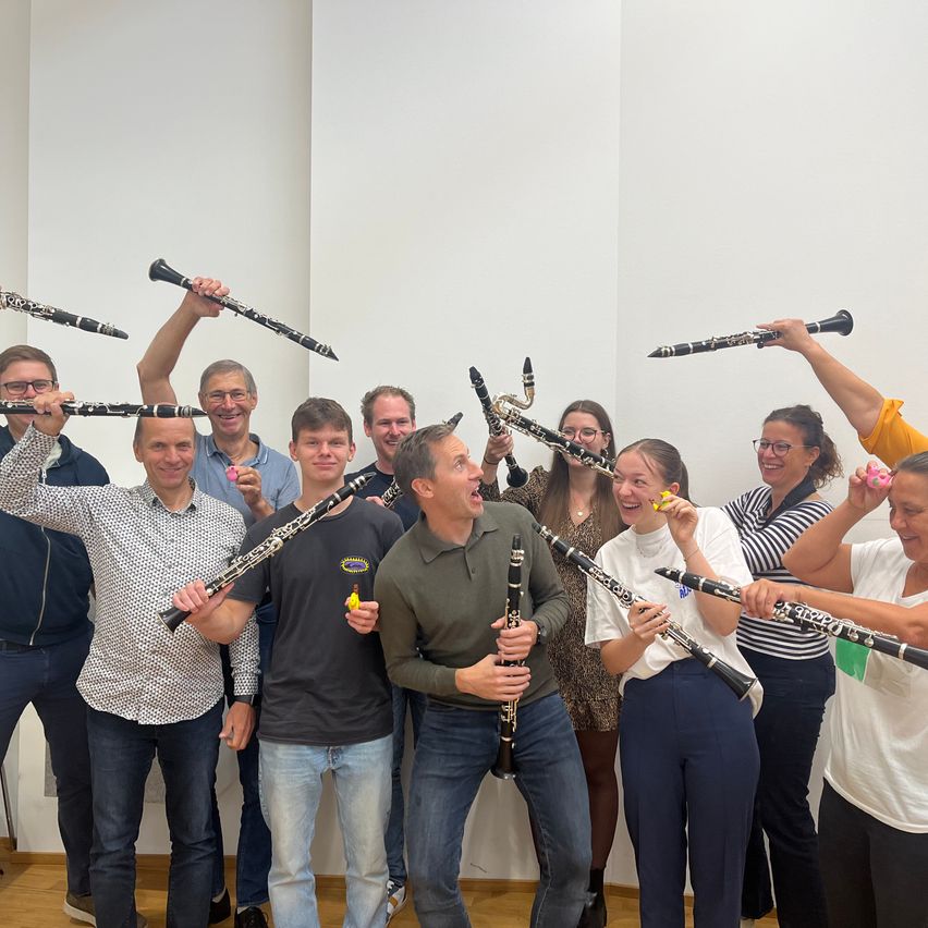 Bild enthält, Jeans, Pants, Adult, Female, Person, Woman, Male, Man, Group Performance, Musical Instrument