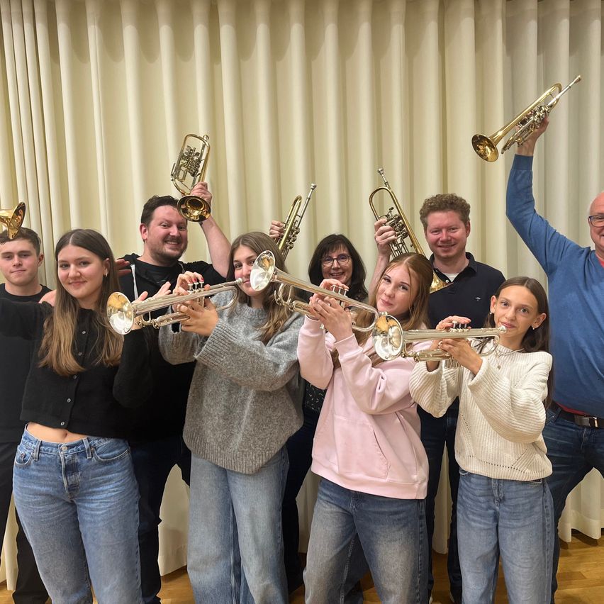 Bild enthält, Pants, People, Person, Jeans, Adult, Male, Man, Female, Woman, Group Performance