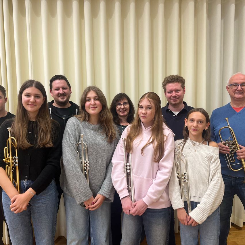 Bild enthält, Pants, Adult, Female, Person, Woman, Male, Man, Jeans, People, Face