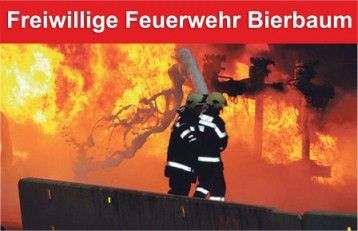 Feuerwehrleute stehen vor einem brennenden Hintergrund mit Bäumen. Sie tragen Helme und Schutzkleidung. Der Text oben lautet 'Freiwillige Feuerwehr Bierbaum'.