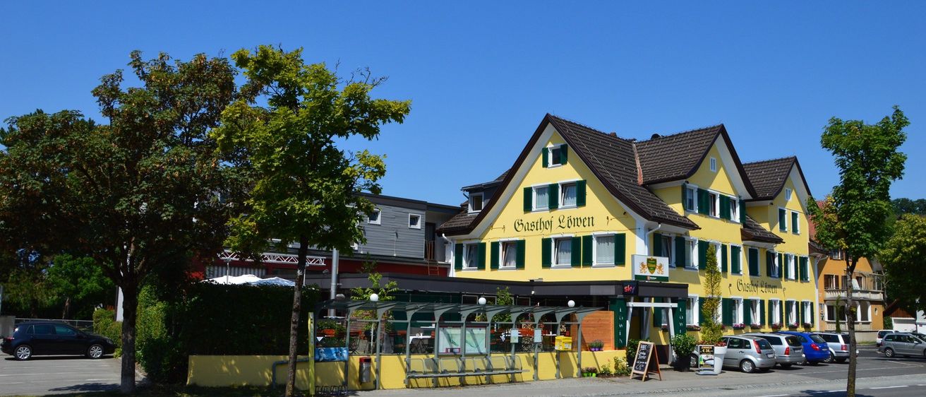 Bild enthält, Neighborhood, Building, Hotel, City, Car, Road, Wheel, Urban, Intersection, Outdoors