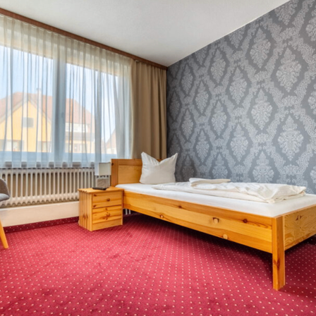 Bild enthält, Home Decor, Indoors, Interior Design, Chair, Furniture, Bed, Rug, Bedroom, Room, Floor