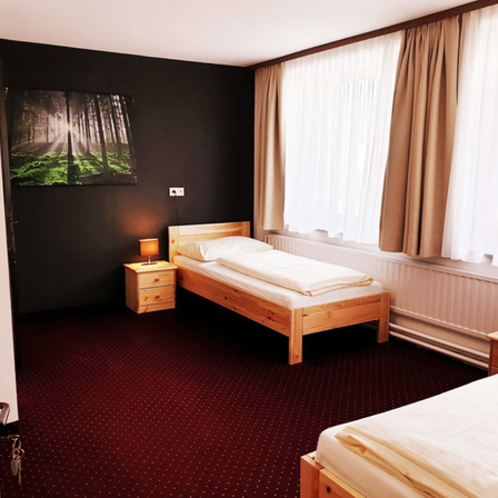 Bild enthält, Bed, Furniture, Bedroom, Indoors, Room, Dorm Room, Building, Housing, Hostel, Home Decor