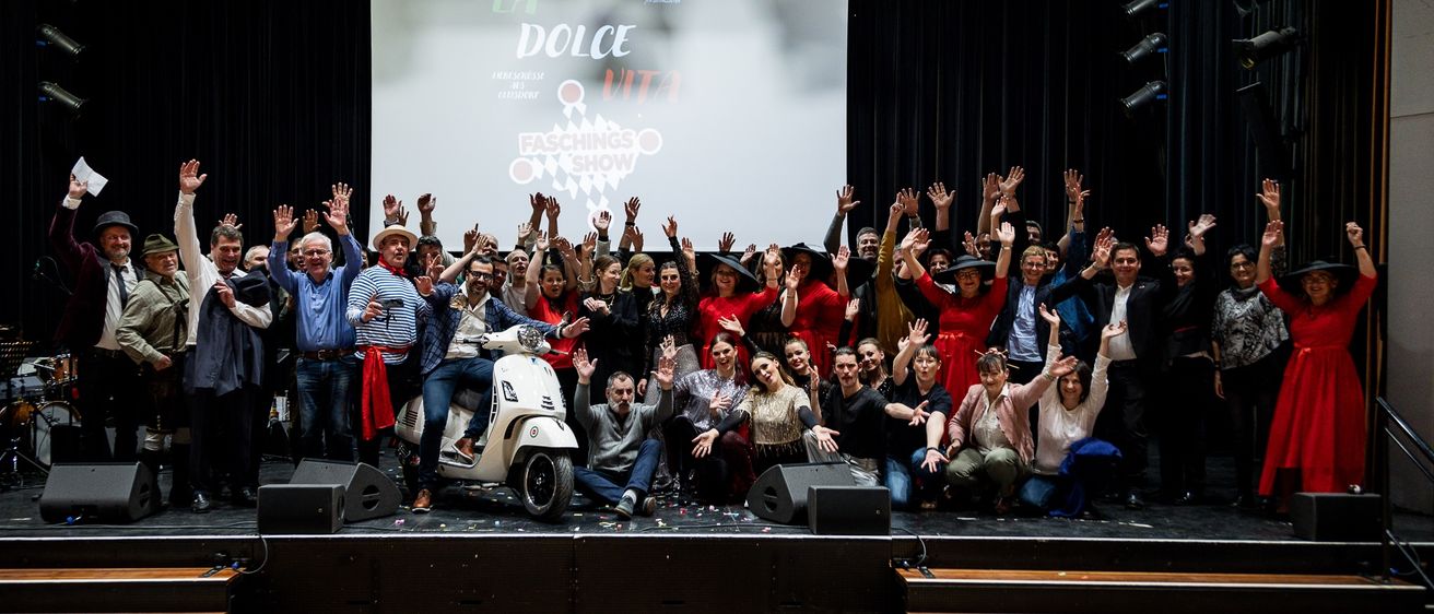 Bild enthält, Stage, Person, Group Performance, People, Machine, Wheel, Adult, Male, Man