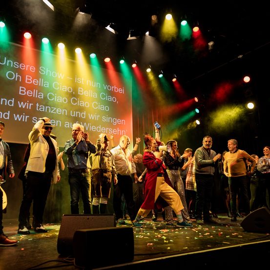 Bild enthält, Concert, Crowd, Person, Stage, Group Performance, Music Band, Lighting, Adult, Male, Man