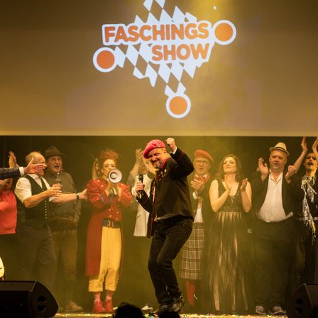 Bild enthält, Stage, Concert, Crowd, Person, Adult, Female, Woman, Male, Man, Group Performance