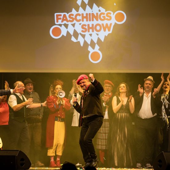 Bild enthält, Stage, Concert, Crowd, Person, Adult, Female, Woman, Male, Man, Group Performance