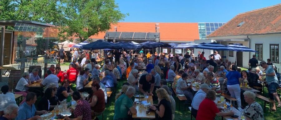 Bild enthält, Urban, Adult, Female, Person, Woman, People, Male, Man, Night Life, Brunch