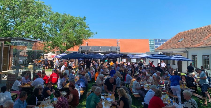 Bild enthält, Urban, People, Person, Adult, Male, Man, Female, Woman, Concert, Cup