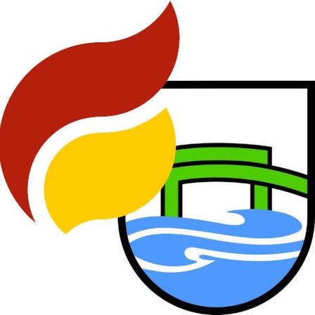 Ein Logo zeigt einen Schild mit einer gelben Flamme, einer roten Flamme und einer grünen Brücke. Der Schild enthält einen blauen Wasserkörper mit weißen Wellen.