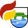 Ein Logo zeigt einen Schild mit einer gelben Flamme, einer roten Flamme und einer grünen Brücke. Der Schild enthält einen blauen Wasserkörper mit weißen Wellen.