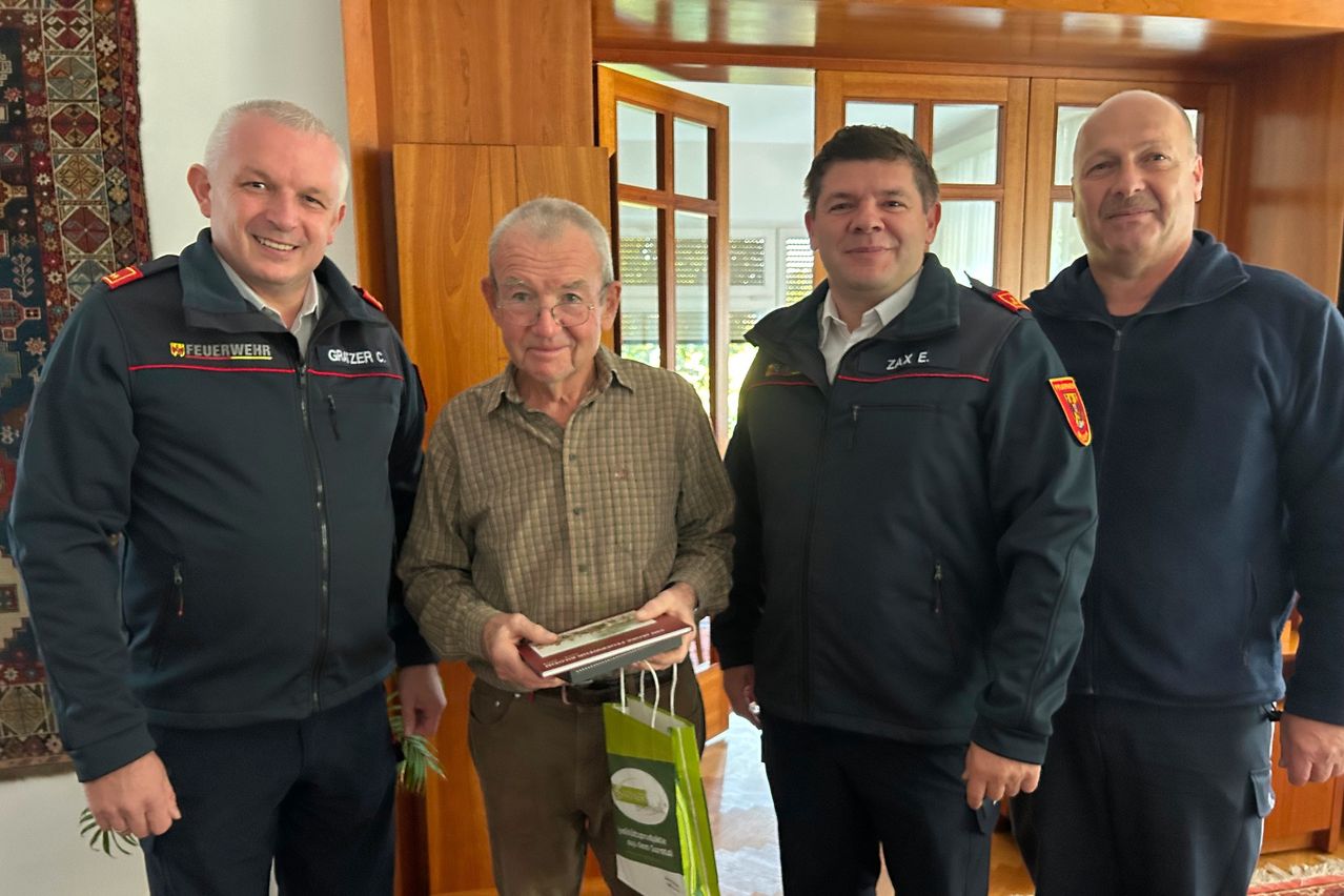 Bild enthält, Jacket, Adult, Male, Man, Person, Face, Handbag, Officer, Glasses, People