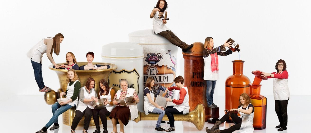 Bild enthält, People, Person, Pants, Adult, Female, Woman, Shoe, Photography, Groupshot, Furniture