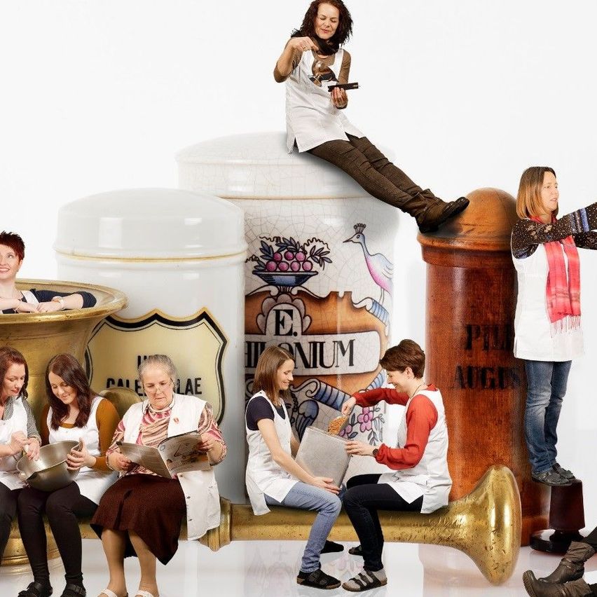 Bild enthält, People, Person, Pants, Adult, Female, Woman, Shoe, Photography, Groupshot, Furniture