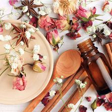 Bild enthält, Food, Plate, Flower, Plant, Rose, Spice, Star Anise
