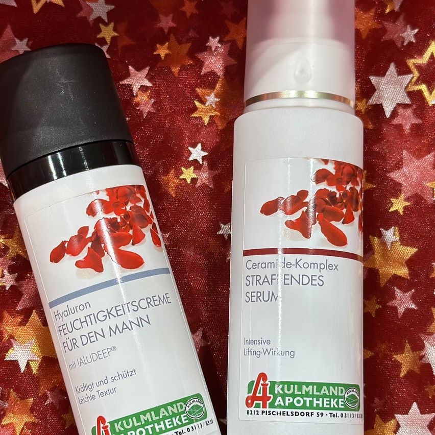Zwei Hautpflegeprodukte auf rotem Hintergrund mit Sternen. Eines ist eine Flasche 'Hyaluron Feuchtigkeitscreme für den Mann' und das andere ist eine Flasche 'Ceramide-Komplex Straffende Serum.'