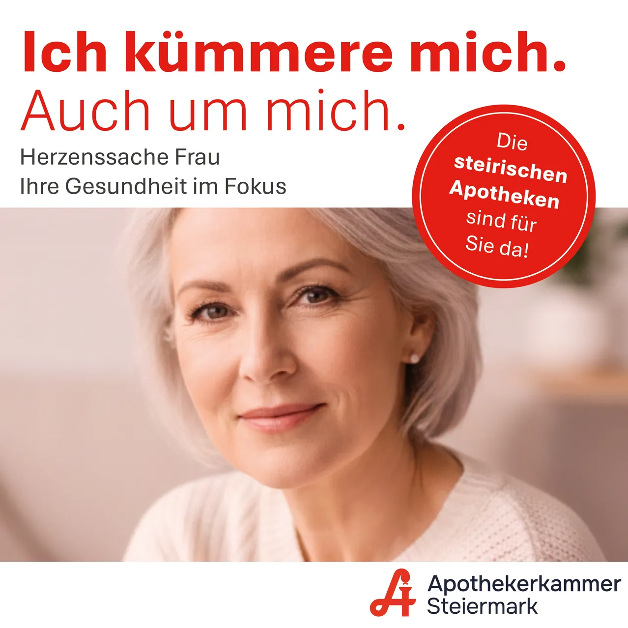 Eine lächelnde ältere Frau mit kurzen weißen Haaren ist auf einem Poster abgebildet, auf dem ein roter Kreis mit der Aufschrift 'Die steirischen Apotheken sind für Sie da!' steht. Das Poster hat einen weißen Hintergrund.