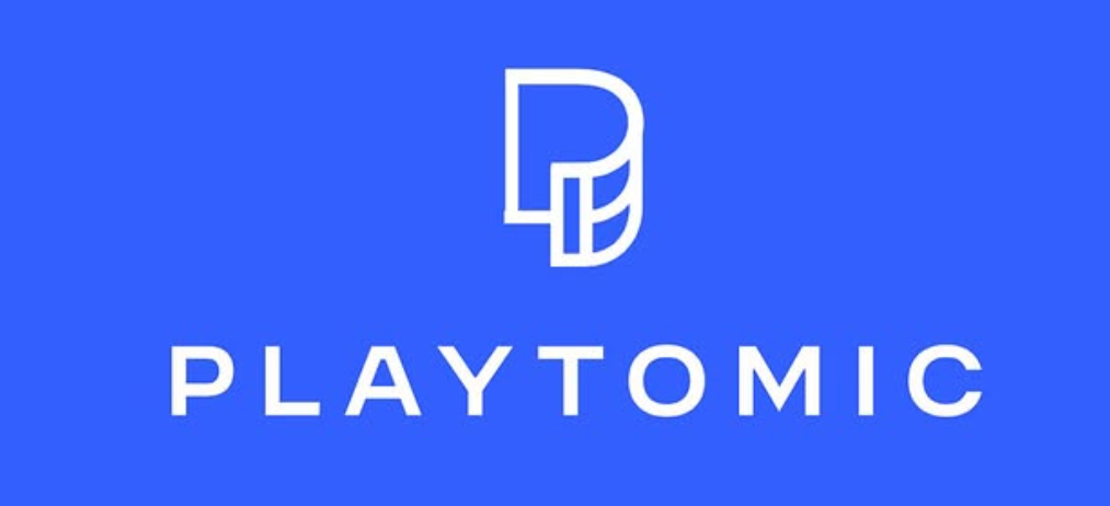 Blauer Hintergrund mit dem weißen Playtomix-Logo in der Mitte.